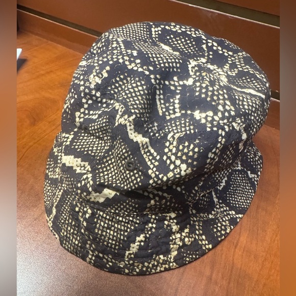 H&M Monochrome Snake Pattern Hat - Picture 5 of 6
